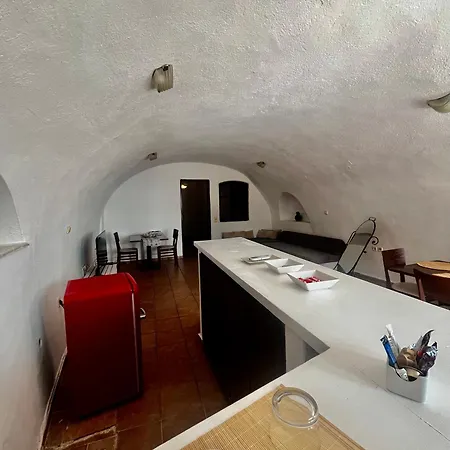 Apartment Lava On The Cliff Fira (Santorini)