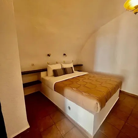 Lava On The Cliff * סנטוריני