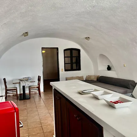 Apartment Lava On The Cliff Fira (Santorini)