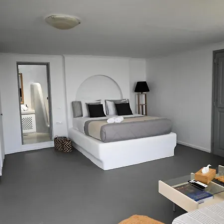 Apartment Lava On The Cliff Fira (Santorini)